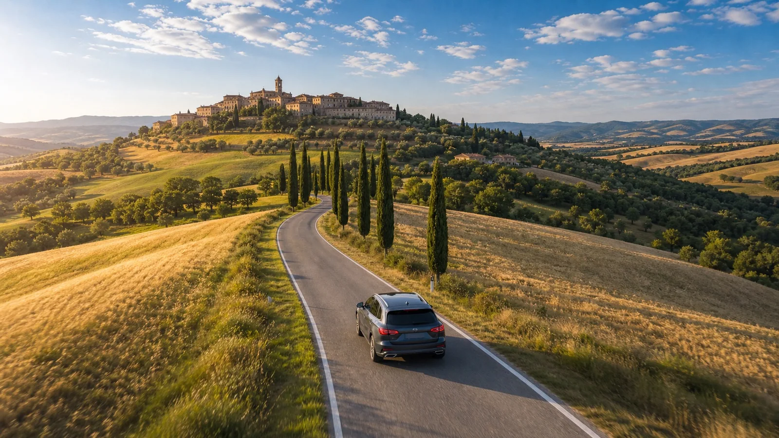 Automobile in viaggio verso un borgo sulle colline italiane